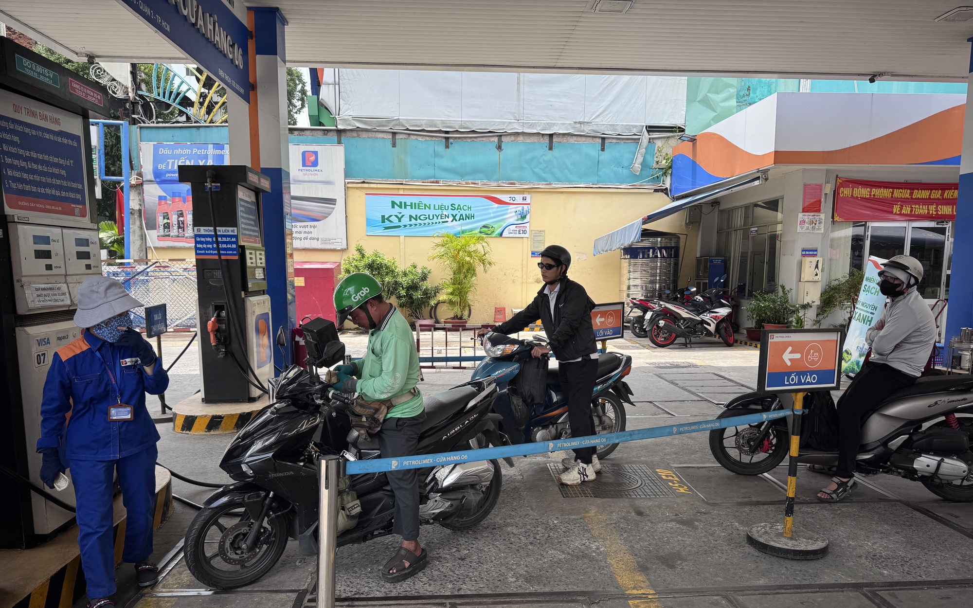 Grab tăng thưởng, tài xế than chưa đủ bù chi phí