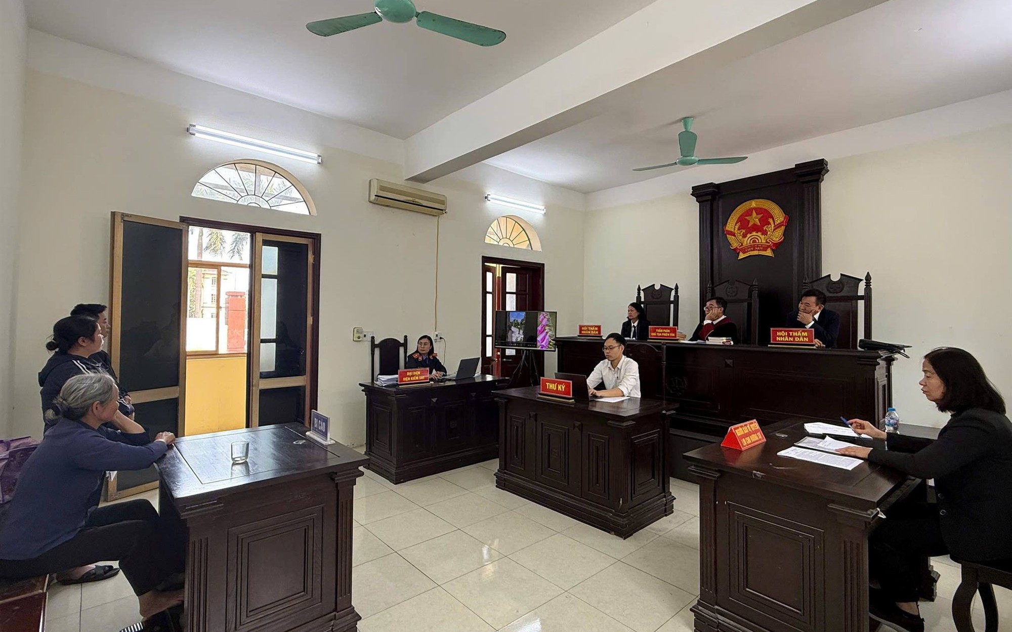 Đập phá bức tường của hàng xóm, cả gia đình lĩnh án