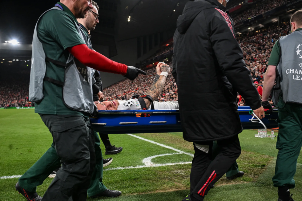 Tiền đạo Galatasaray phải thở oxy, Salah đi v&agrave;o lịch sử Champions League - Ảnh 1.