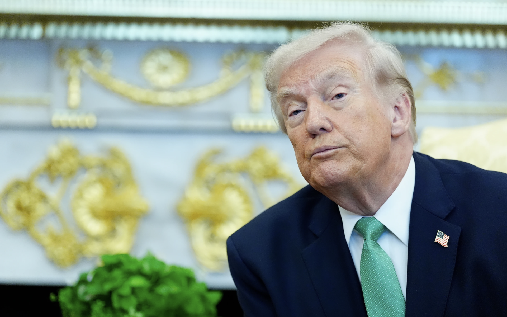 Mỹ trút bom xuyên phá xuống gần eo biển Hormuz, ông Donald Trump nói "chưa rút quân"