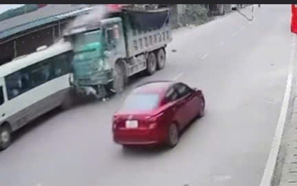 VIDEO: Xe ben tông xe 29 chỗ đưa đón học sinh, đẩy đi hàng chục mét