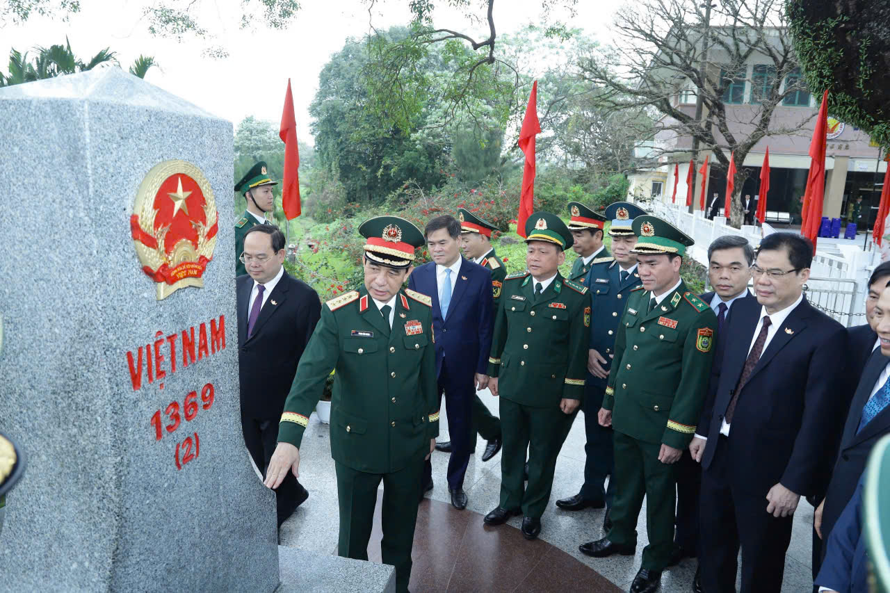 Bộ trưởng Phan Văn Giang đ&oacute;n Bộ trưởng Quốc ph&ograve;ng Trung Quốc Đổng Qu&acirc;n tại M&oacute;ng C&aacute;i - Ảnh 5.