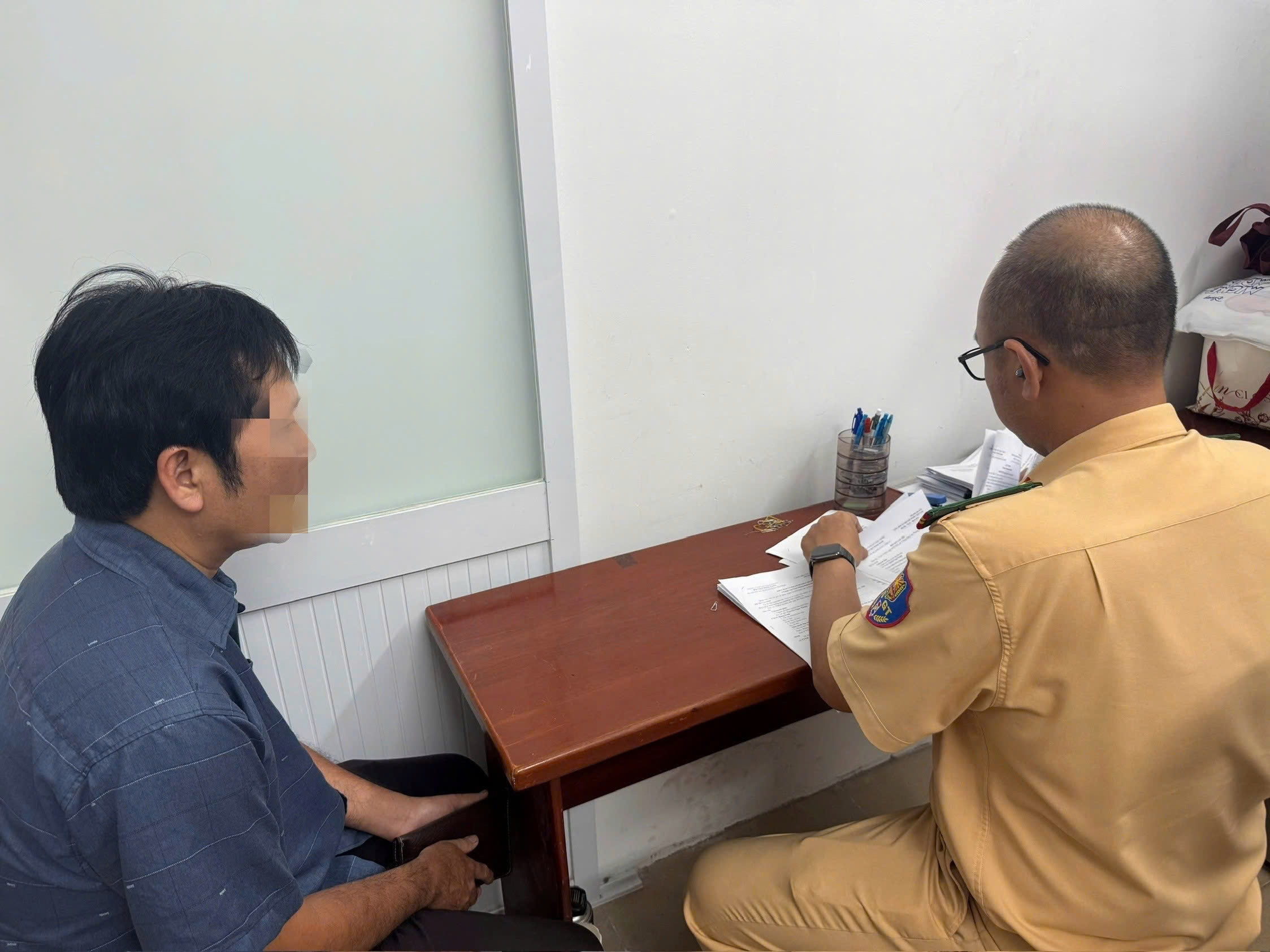 C&oacute; pha l&ugrave;i xe tr&ecirc;n đại lộ Phạm Văn Đồng, nam t&agrave;i xế ở TPHCM bị phạt - Ảnh 1.