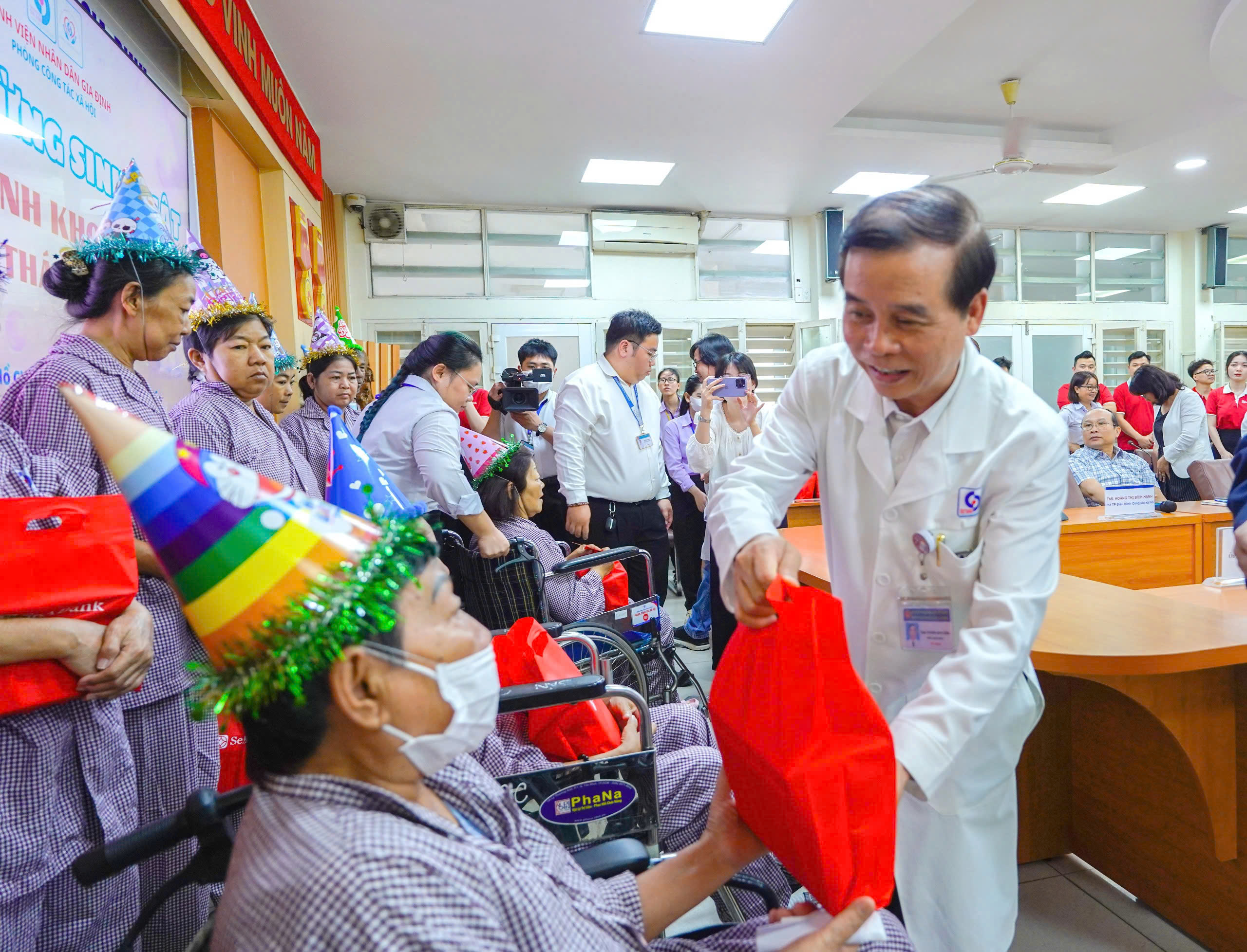 Lần đầu thổi nến ở tuổi 60: M&oacute;n qu&agrave; sinh nhật rơi nước mắt của bệnh nh&acirc;n chạy thận - Ảnh 1.