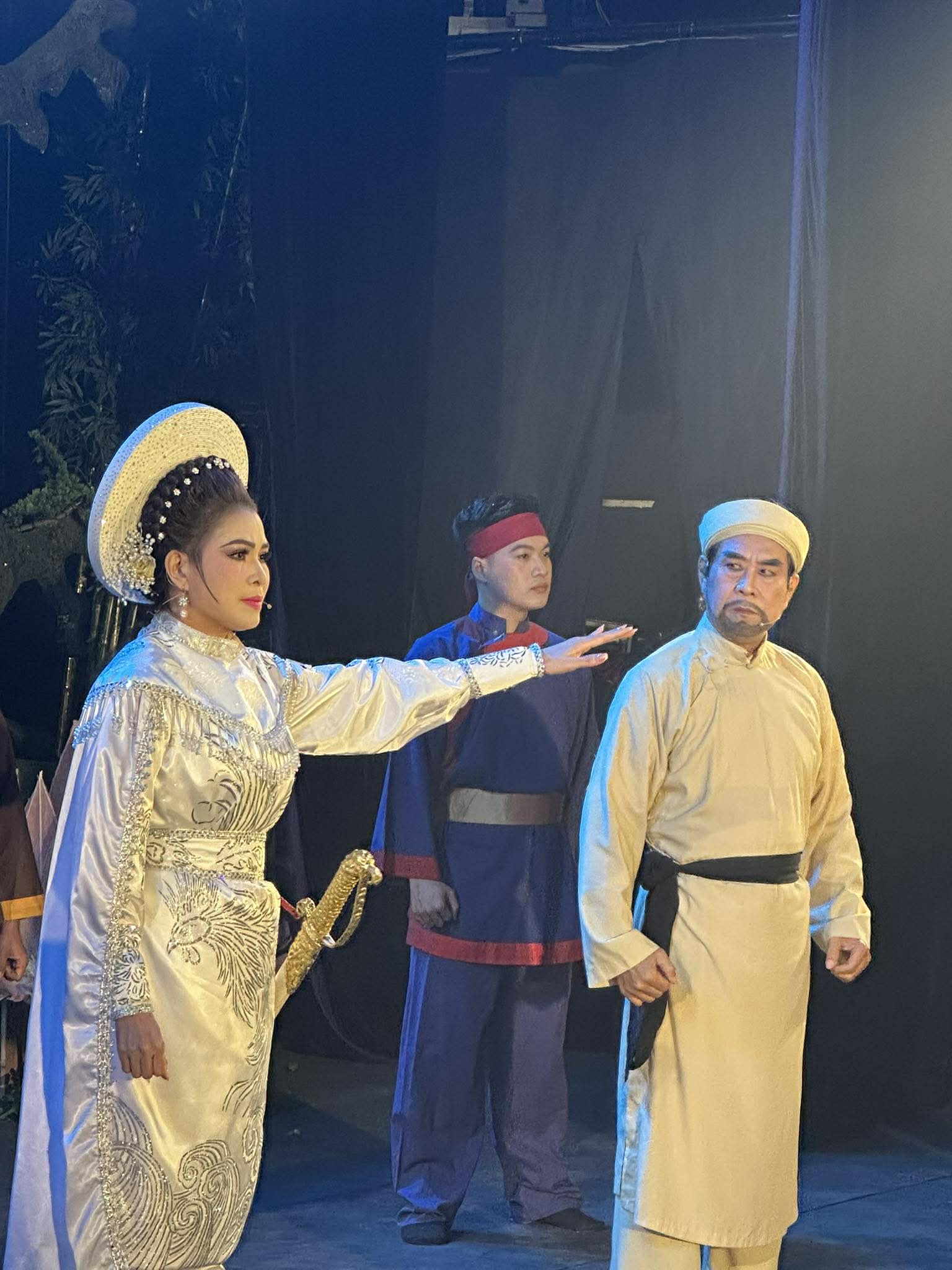 NSND Hồ Ngọc Trinh đạo diễn vở cải lương kinh điển "Tiếng trống M&ecirc; Linh" - Ảnh 1.