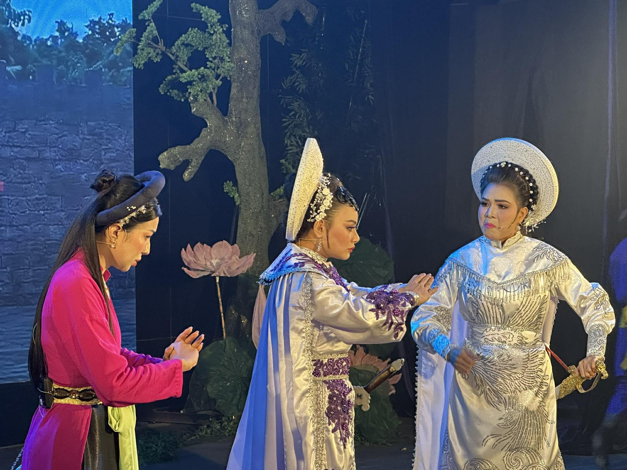 NSND Hồ Ngọc Trinh đạo diễn vở cải lương kinh điển "Tiếng trống M&ecirc; Linh" - Ảnh 3.