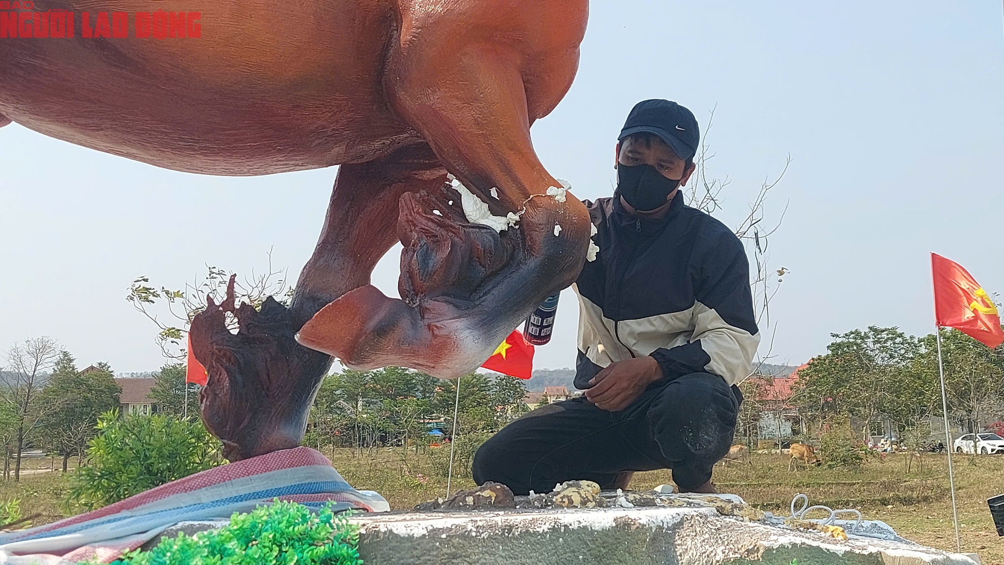 Sửa chữa linh vật ngựa ở Quảng Trị sau sự cố đập phá của trẻ em - Ảnh 6.