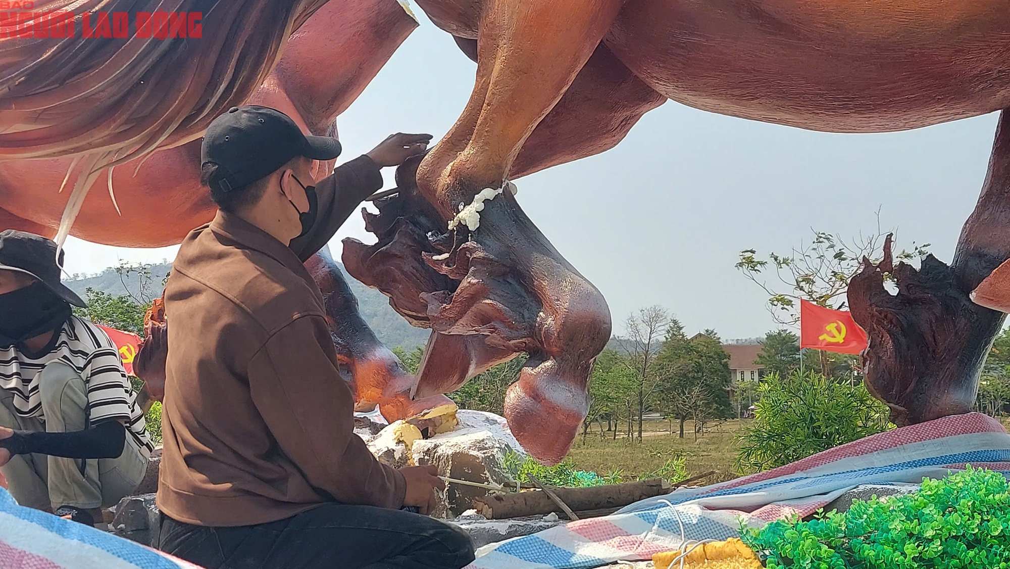 Sửa chữa linh vật ngựa ở Quảng Trị sau sự cố đập phá của trẻ em - Ảnh 8.