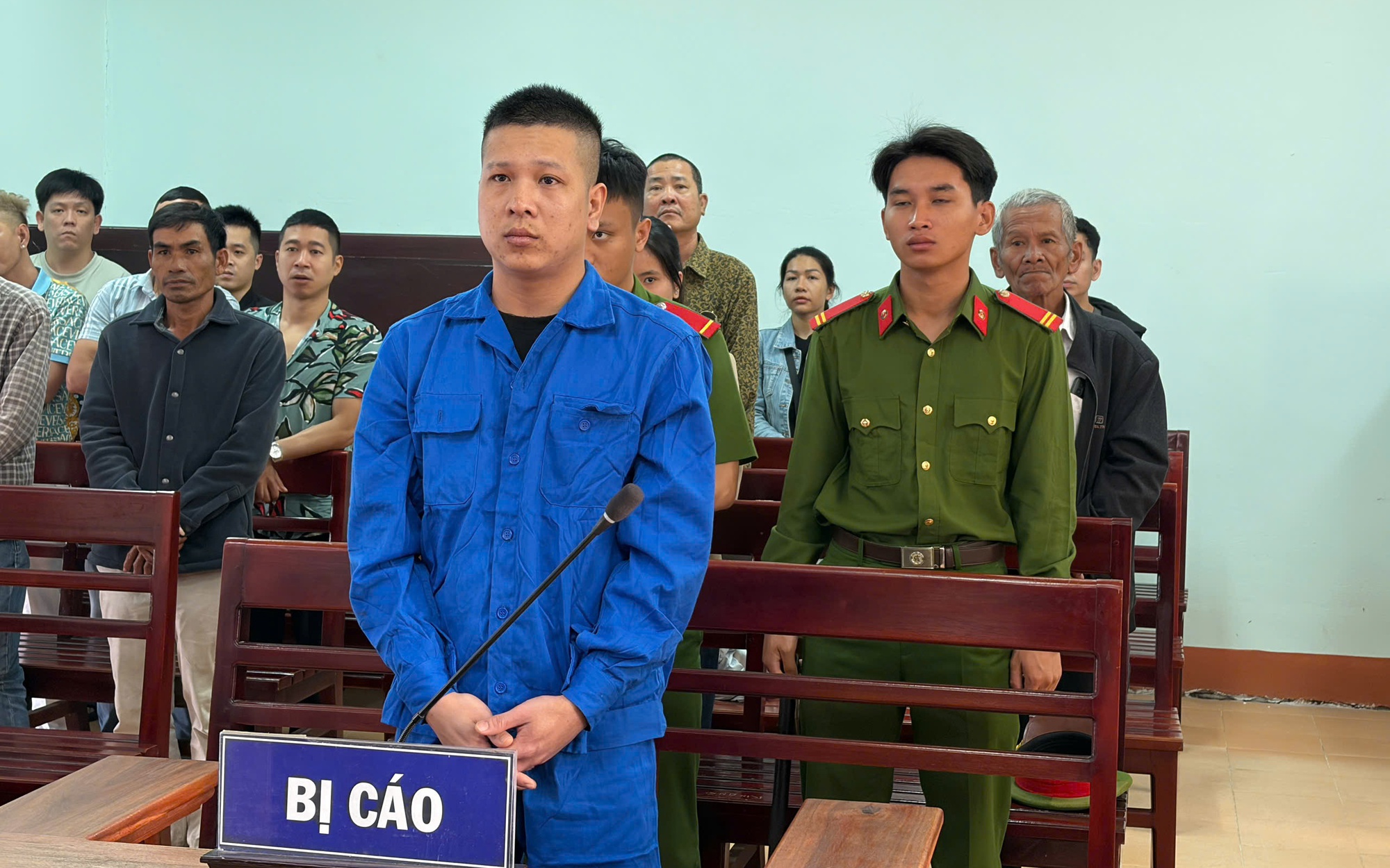 Nam thanh niên tấn công CSGT đang làm nhiệm vụ ở Huế bị tuyên phạt 12 tháng tù