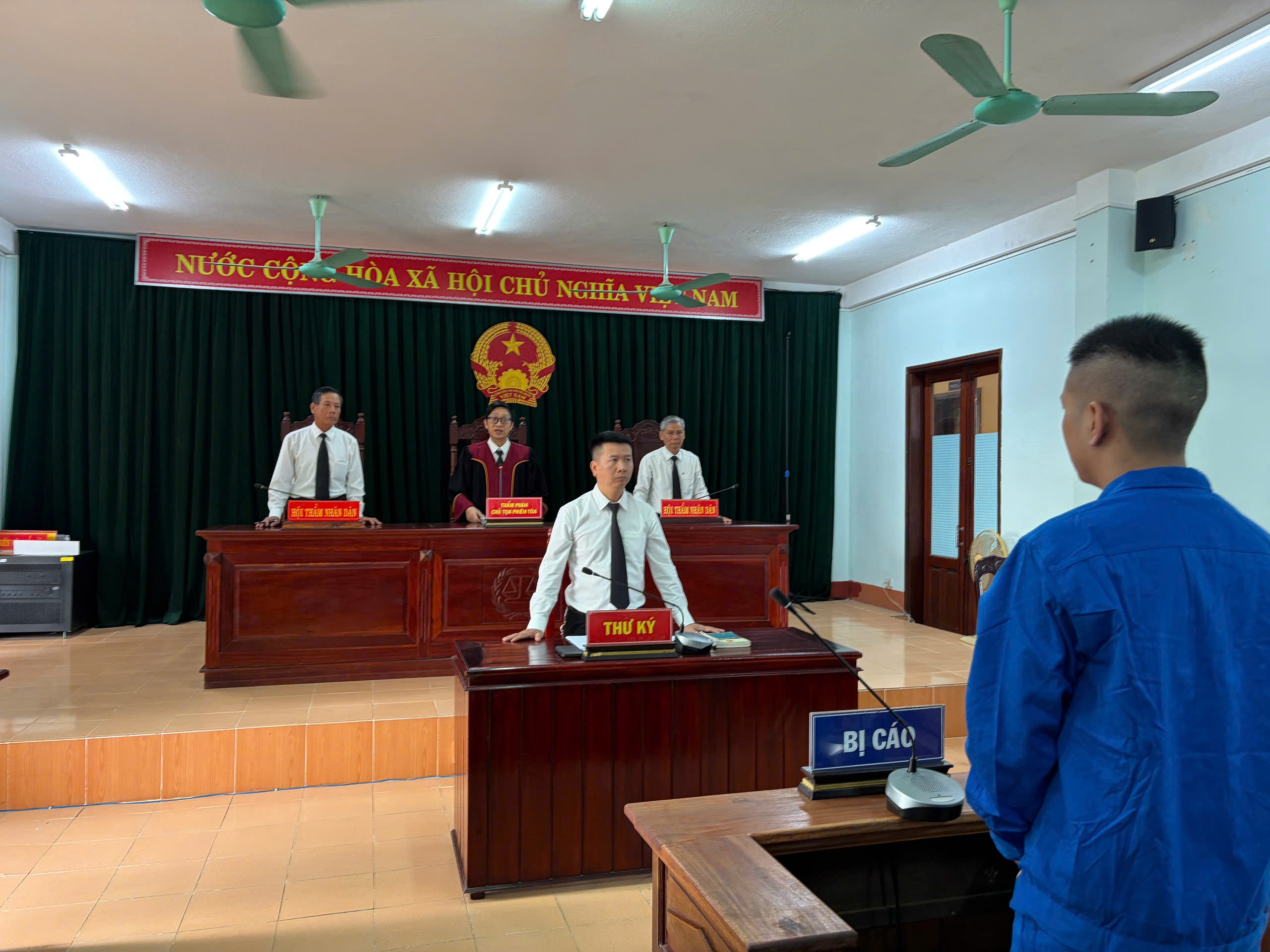 Toà tuyên án gã thanh niên tấn công CSGT đang làm nhiệm vụ - Ảnh 1.