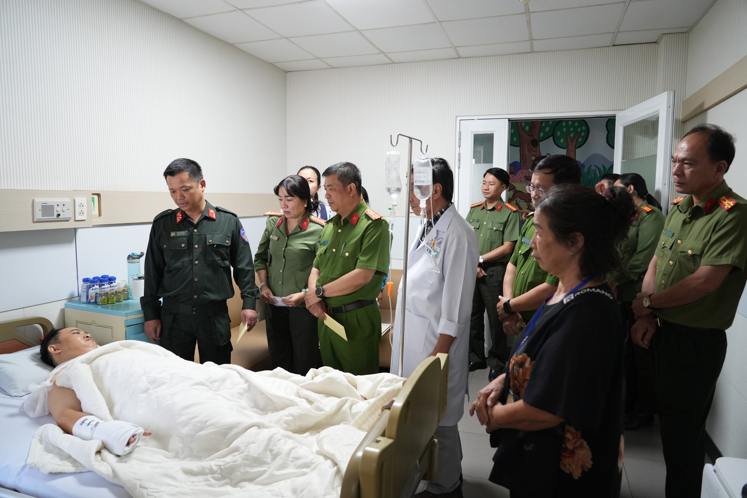 Danh tính người nước ngoài đâm trọng thương công an tại Mũi Né - Ảnh 2.