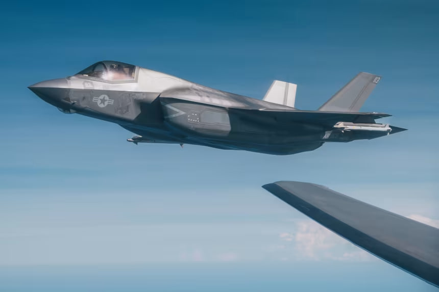Tiêm kích F-35 của Mỹ hạ cánh khẩn cấp sau khi trúng hỏa lực nghi từ phía Iran - Ảnh 1.