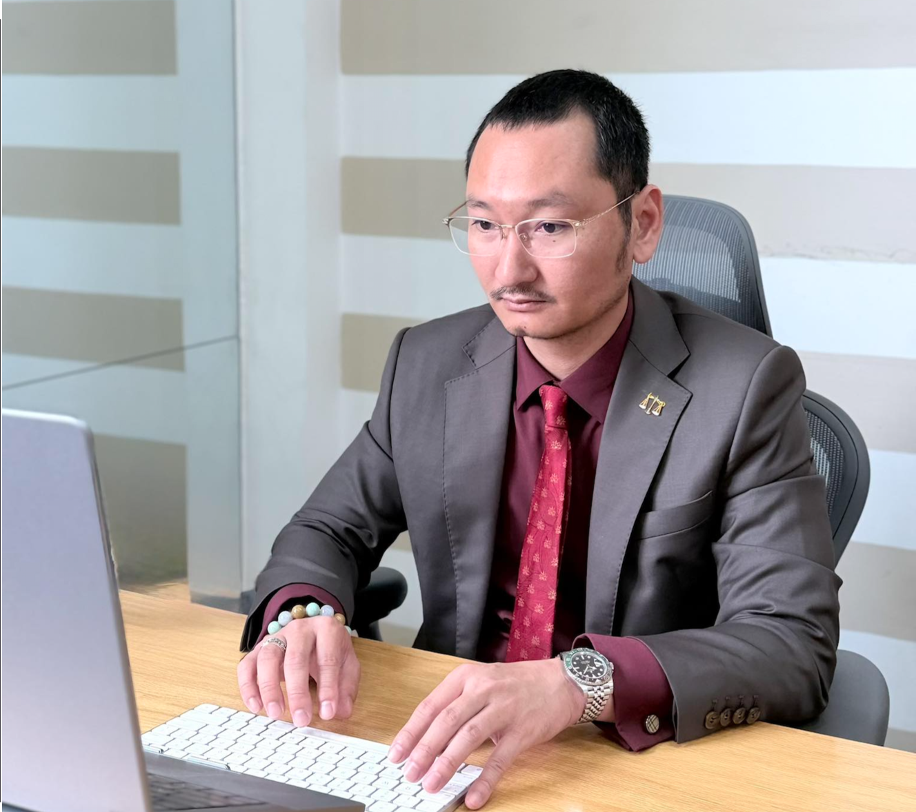 Vụ ồn ào với nhạc sĩ Minh Khang: Tài xế có thể khởi kiện, nhưng ranh giới pháp lý không đơn giản - Ảnh 1.