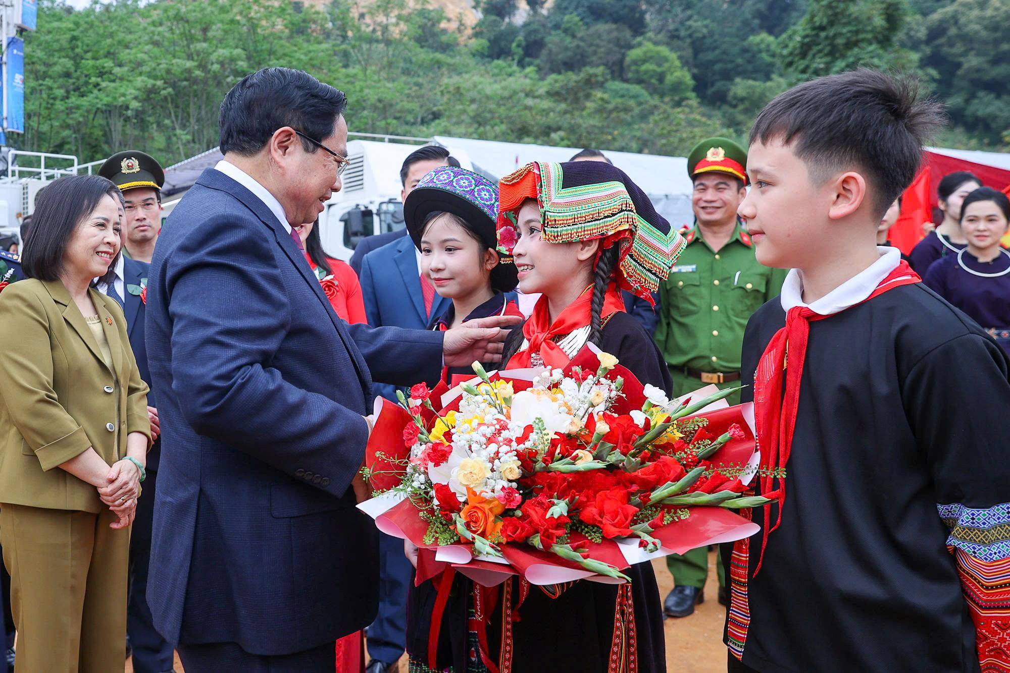Tổng Bí thư và Thủ tướng dự Lễ khởi công, động thổ đồng loạt các trường nội trú liên cấp biên giới - Ảnh 3.