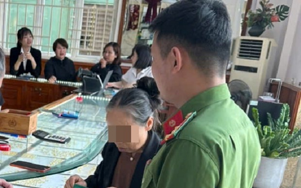 Cụ bà mang 19 chỉ vàng đi bán để chuyển tiền cho kẻ lừa đảo