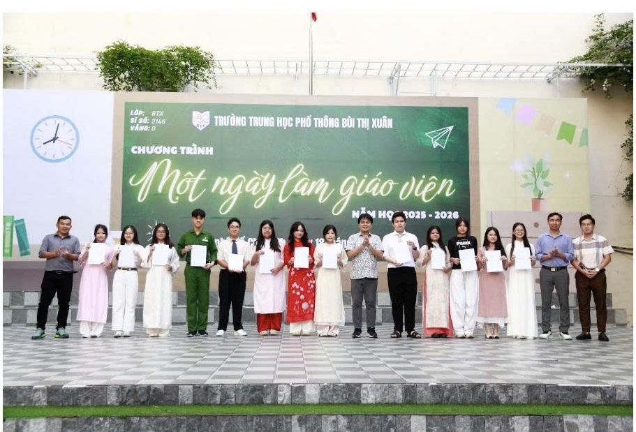 Th&uacute; vị trải nghiệm "Một ng&agrave;y l&agrave;m gi&aacute;o vi&ecirc;n" của học sinh Trường B&ugrave;i Thị Xu&acirc;n  - Ảnh 1.