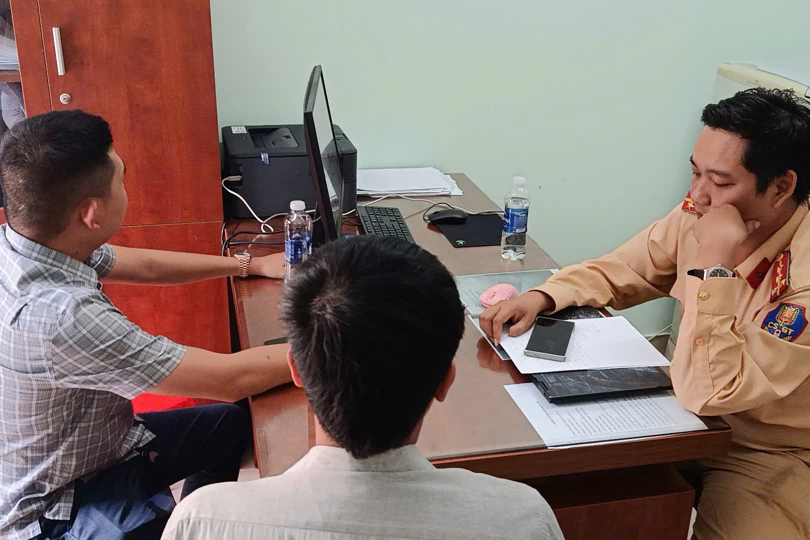 Ngang nhiên ngồi thùng xe bán tải ăn uống giữa đường ở TPHCM: Vụ việc gây chú ý 2023 - Ảnh 1.