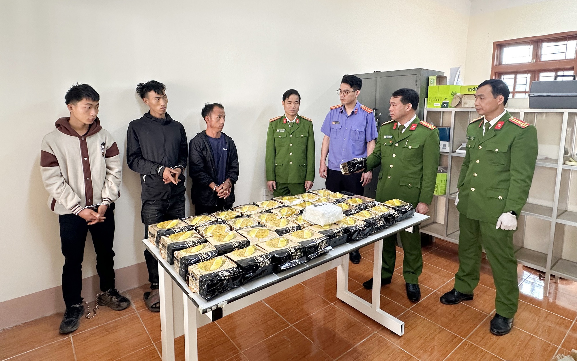 Bắt 3 đối tượng mang theo súng lên đạn vận chuyển hơn 30 kg ma túy