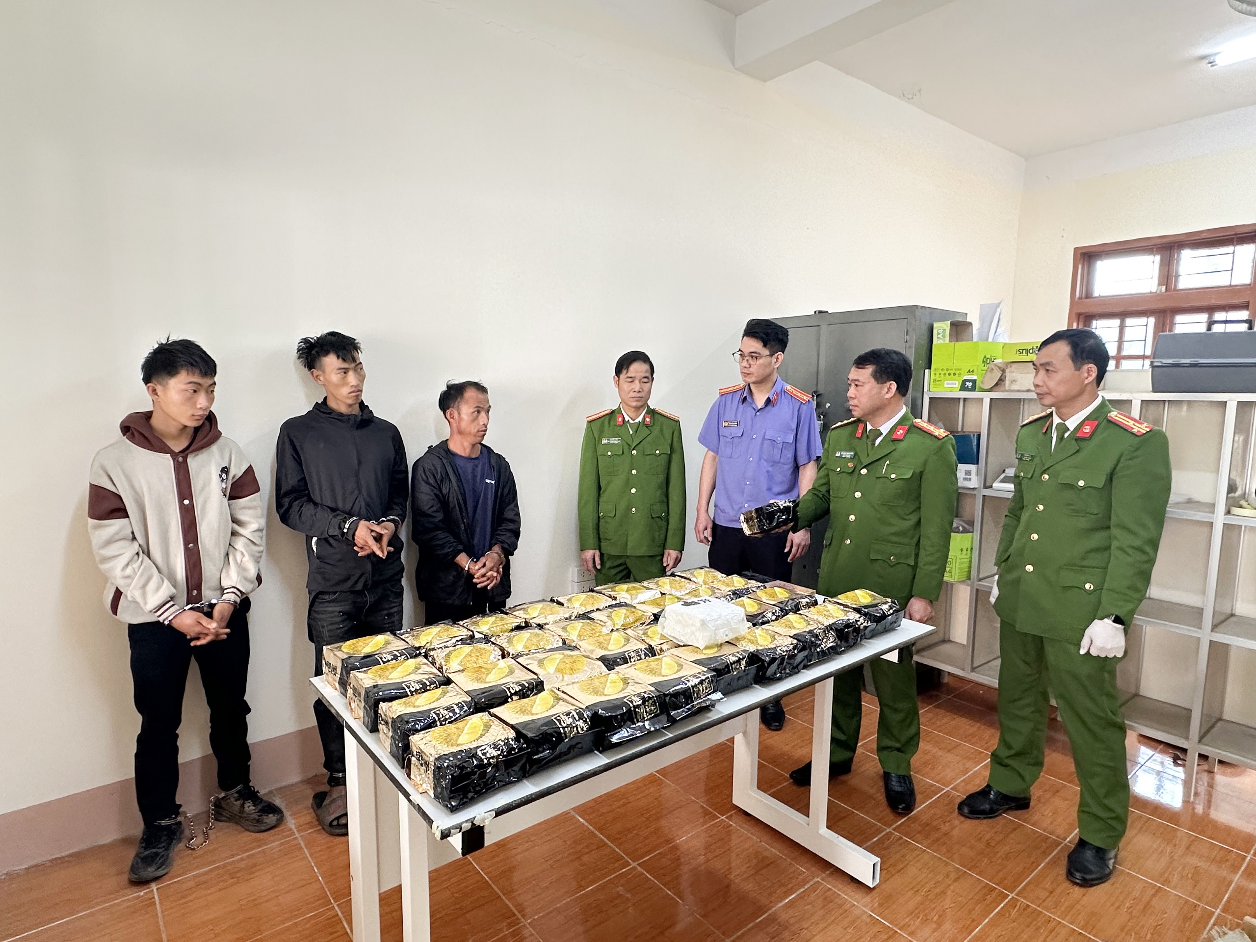 Bắt 3 đối tượng vận chuyển ma túy trái phép với súng tại Sơn La - Ảnh 1.