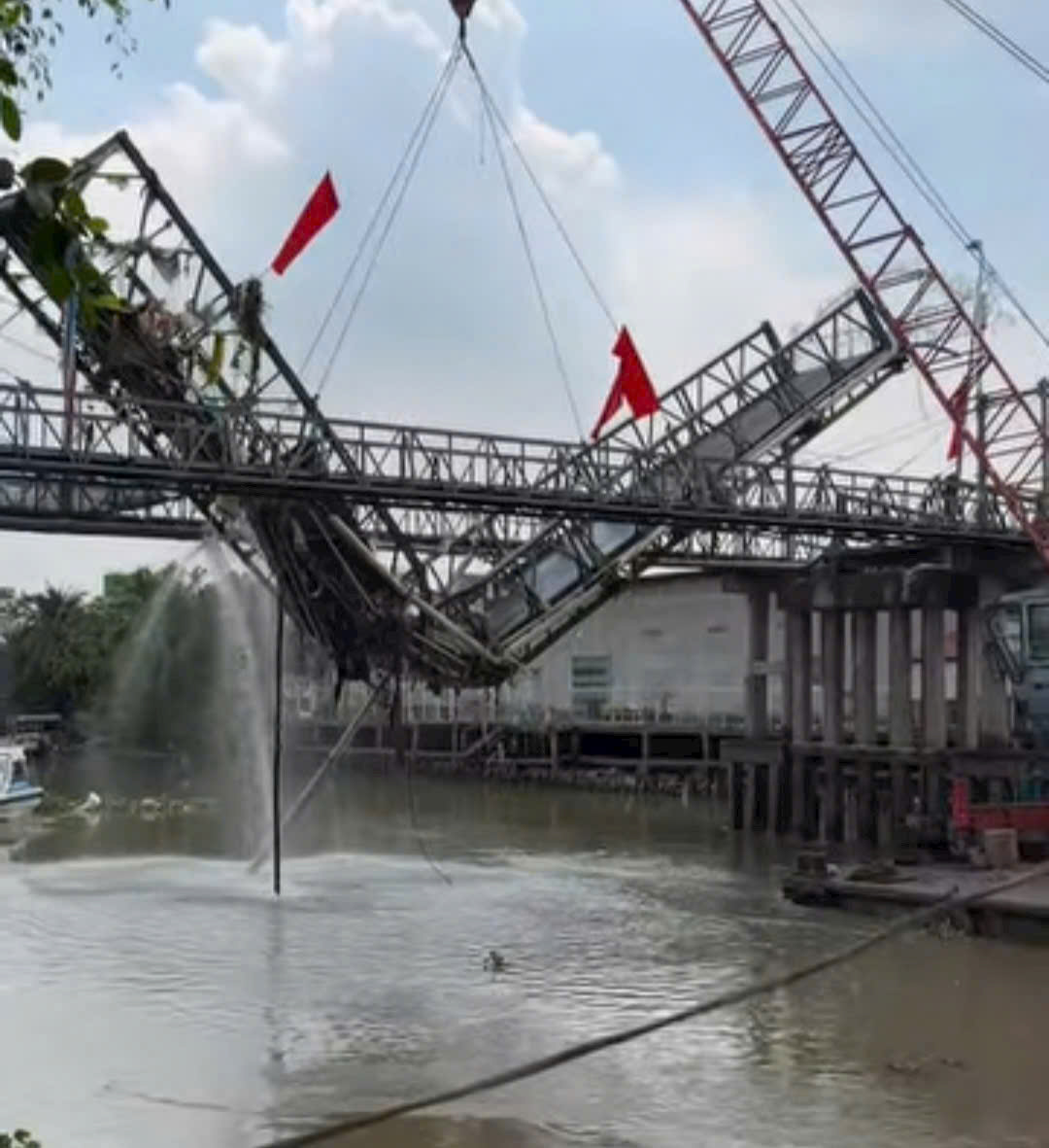 Xe tải chở gạo l&agrave;m sập cầu ở Cần Thơ: Xử l&yacute; t&agrave;i xế v&agrave; doanh nghiệp vi phạm - Ảnh 1.