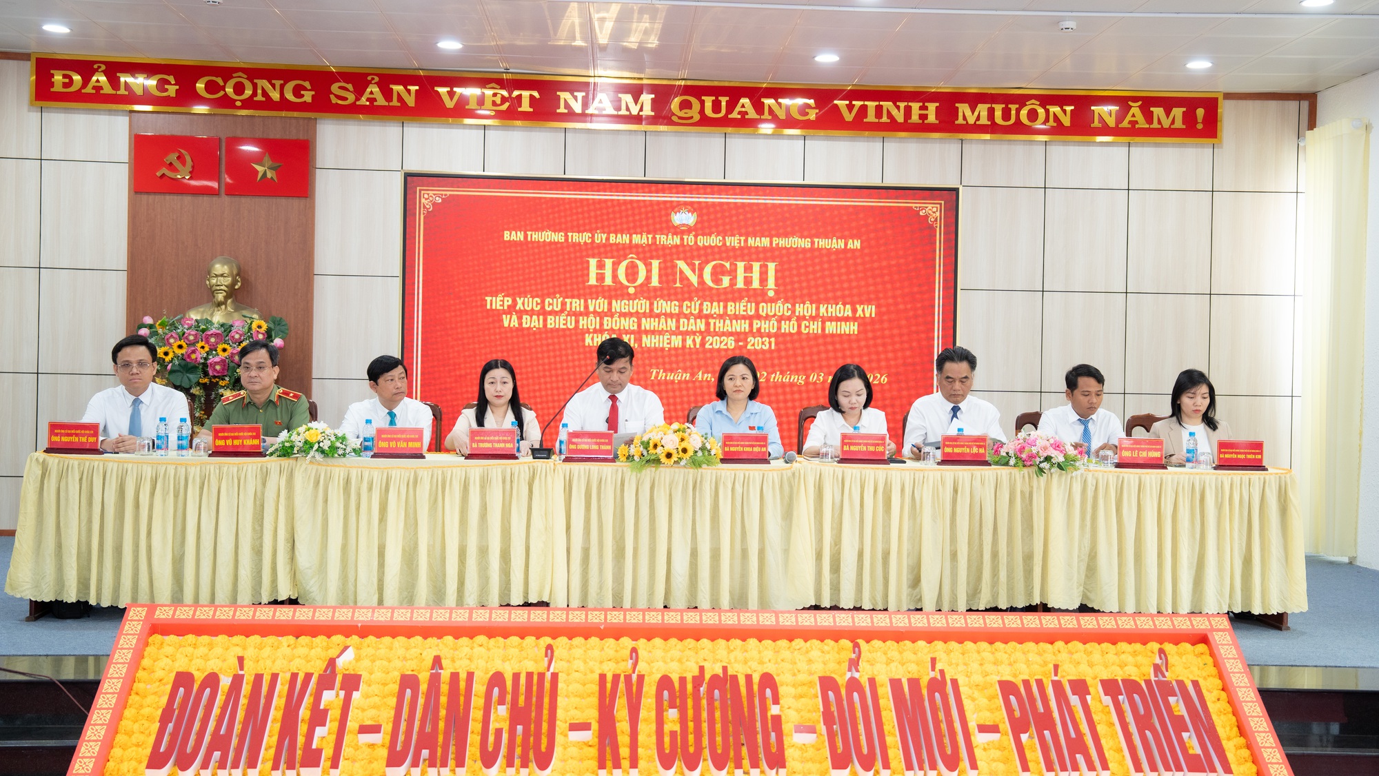 Ph&oacute; B&iacute; thư th&agrave;nh ủy V&otilde; Văn Minh tiếp x&uacute;c cử tri tại phường Thuận An 2026 - Ảnh 1.
