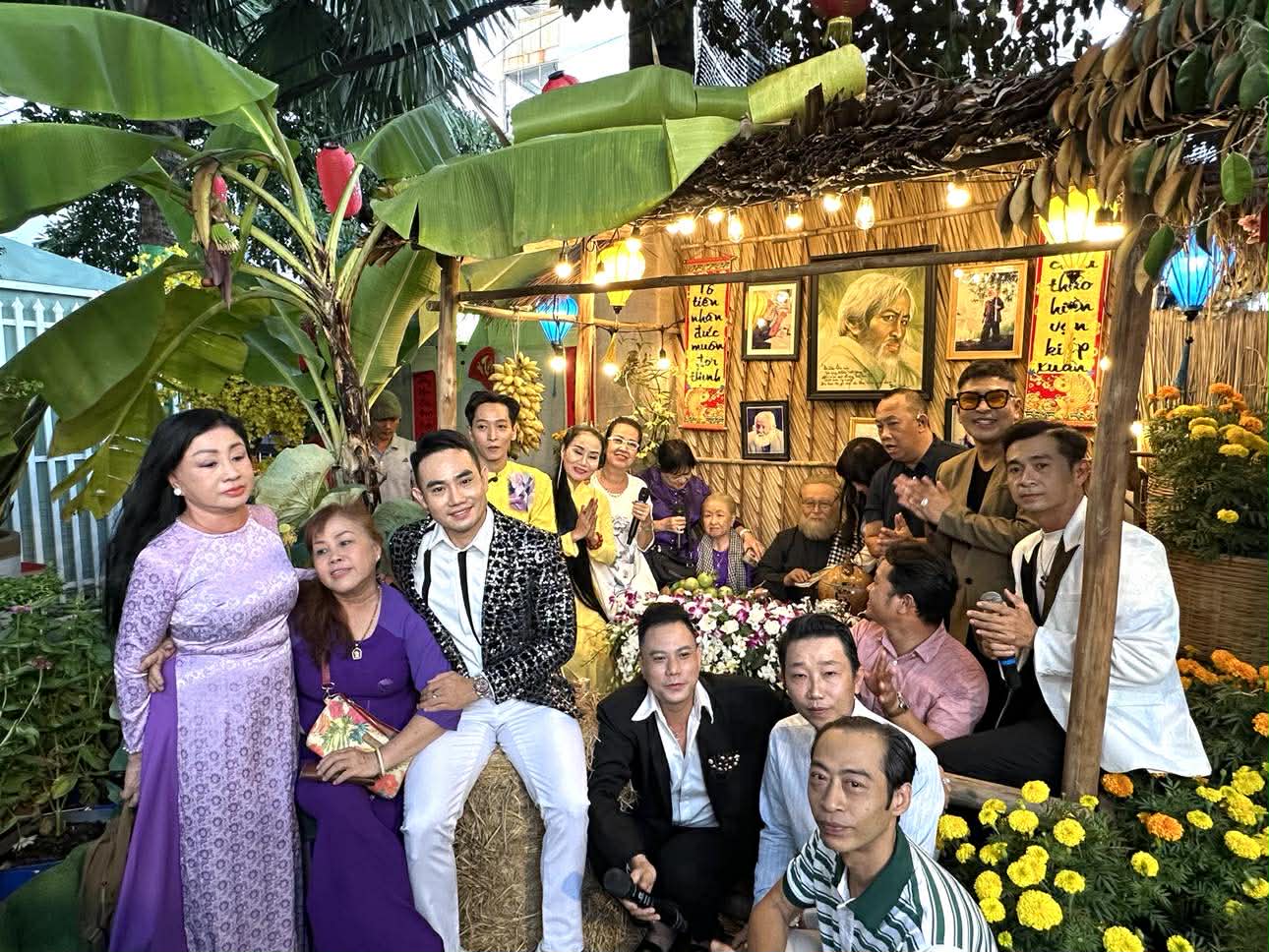 Thanh Hằng, B&iacute;ch Thủy, Hạ Ch&acirc;u x&uacute;c động trong ng&agrave;y giỗ nhạc sĩ &ndash; NSƯT Bắc Sơn - Ảnh 2.