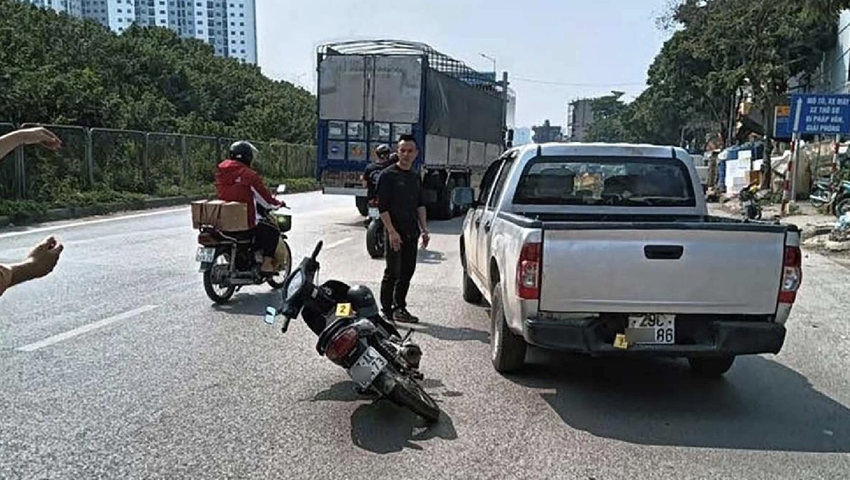 T&agrave;i xế xe b&aacute;n tải tạt đầu xe m&aacute;y chở trẻ em tại H&agrave; Nội Bị tạm giữ - Ảnh 2.