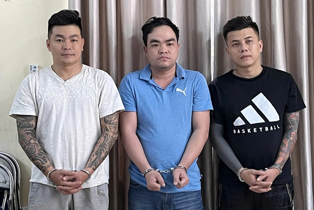 Gi&aacute;m đốc chi nh&aacute;nh ng&acirc;n h&agrave;ng ở TPHCM bị "tr&ugrave;m" t&iacute;n dụng đen g&iacute; s&uacute;ng v&agrave;o đầu - Ảnh 1.