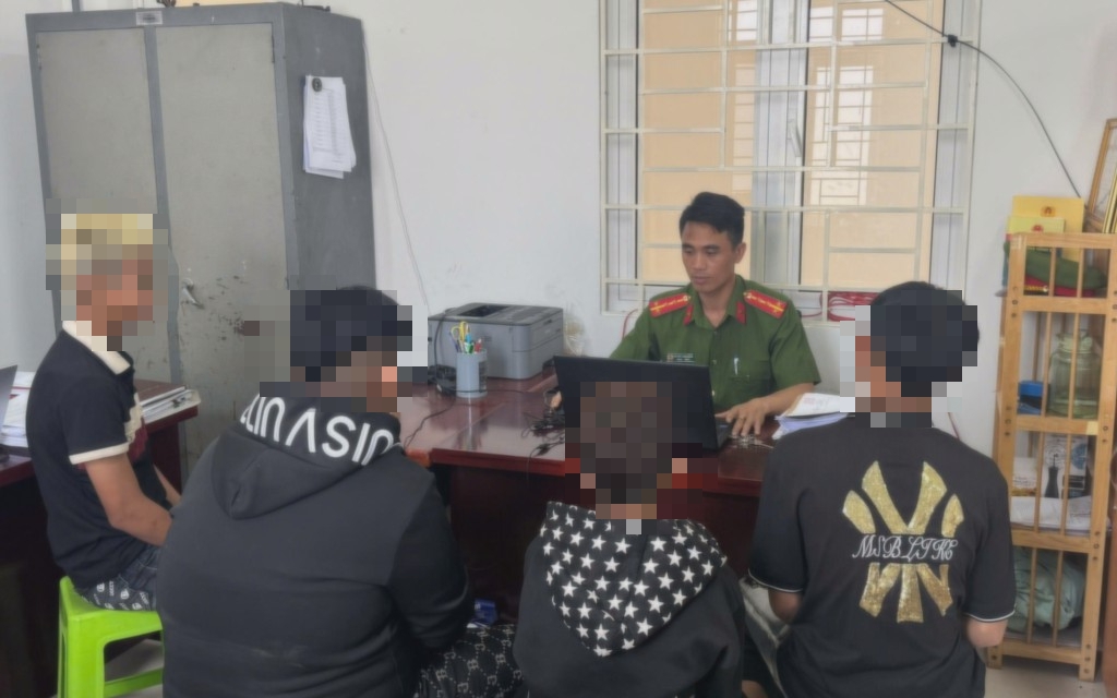 Trộm 2 xe máy rồi tới công an khai báo sự việc 
