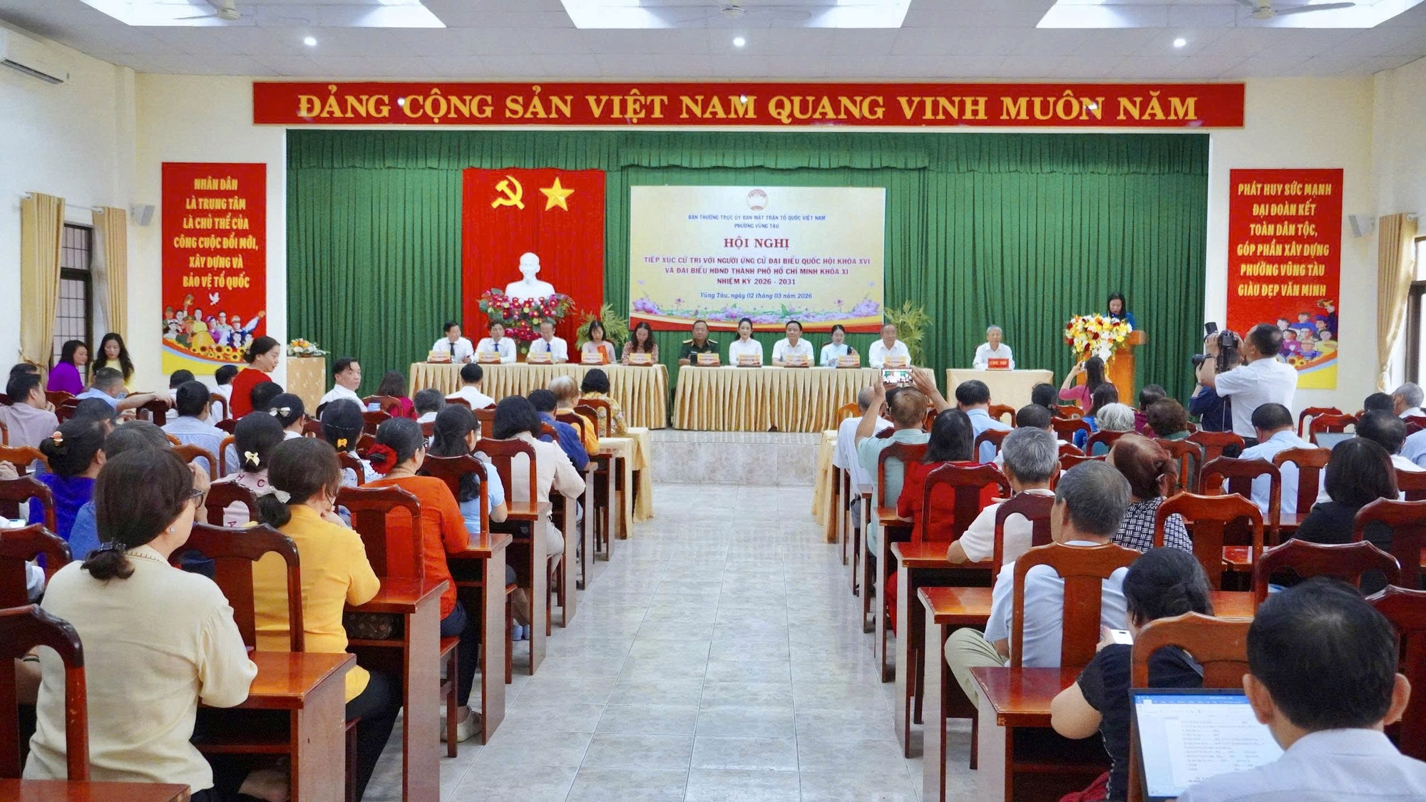 Hơn 200 cử tri phường Vũng T&agrave;u tiếp x&uacute;c ứng cử vi&ecirc;n bầu cử 2026 - Ảnh 2.