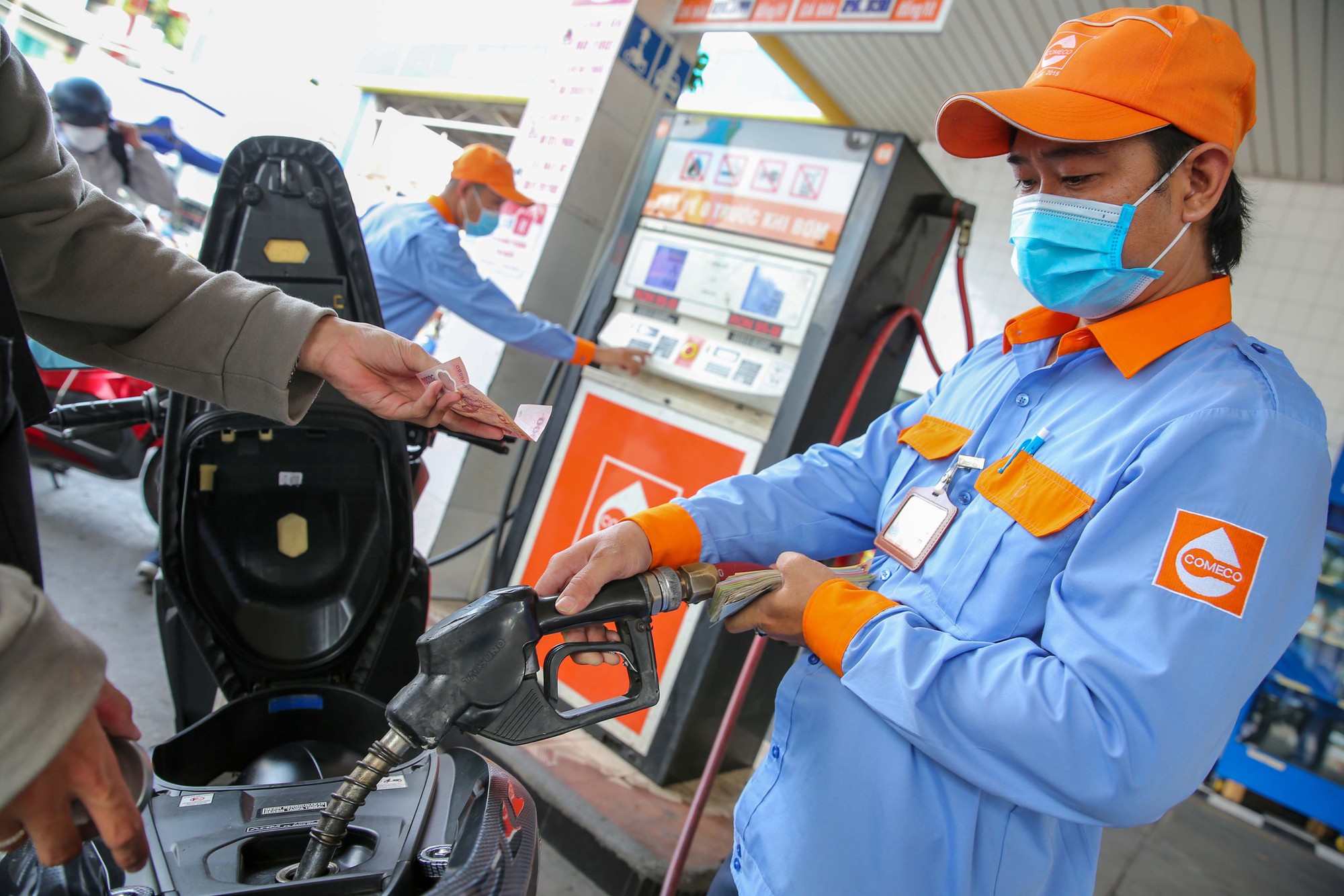 Gi&aacute; dầu thế giới giảm, v&igrave; sao xăng dầu trong nước chưa thể "hạ nhiệt"? - Ảnh 1.