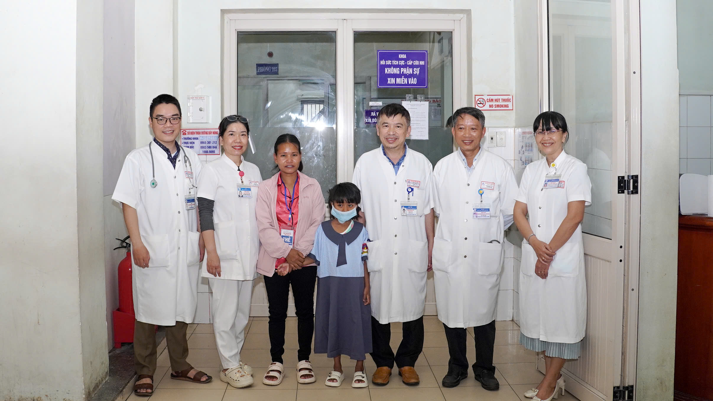 Ngủ dưới nền nh&agrave;, b&eacute; 7 tuổi bị rắn cạp nia cắn - Ảnh 1.