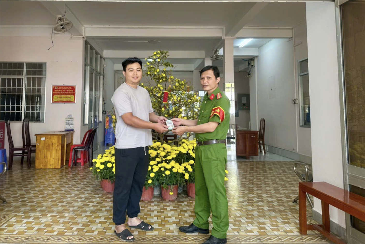 Người đ&agrave;n &ocirc;ng ở Vĩnh Long nhận lại 29 triệu đồng bỏ qu&ecirc;n tại trụ ATM - Ảnh 1.