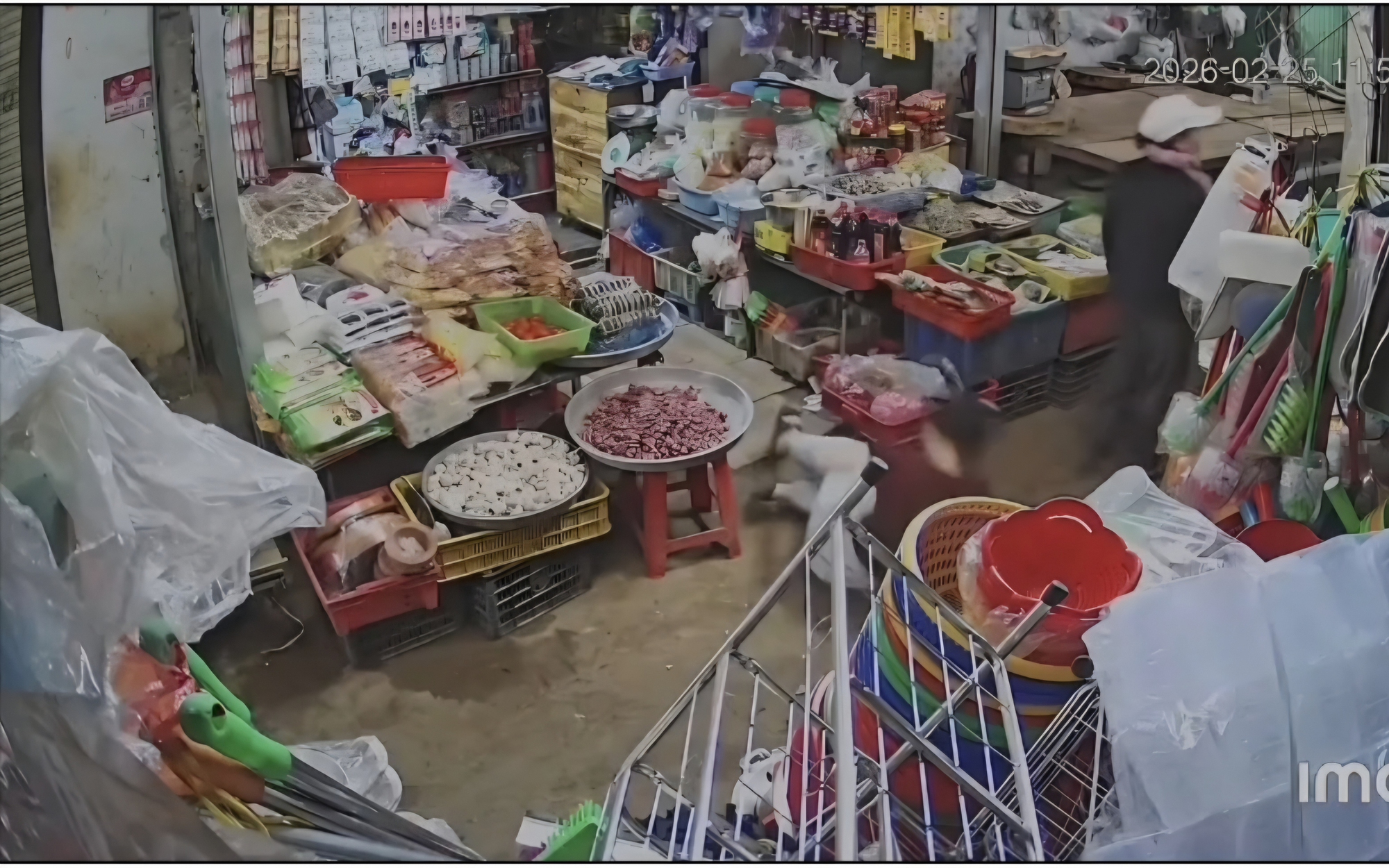 Công an kết luận vụ việc cô gái ngất xỉu giữa chợ sau khi tiếp xúc với 2 người lạ