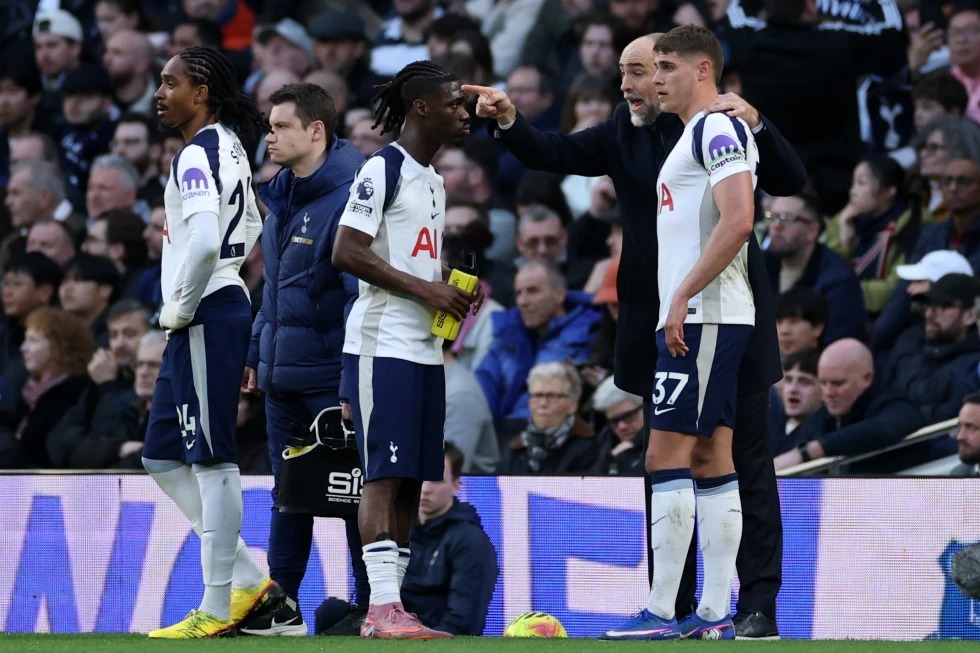 Điều khoản ‘độc’ với hầu hết cầu thủ Tottenham - Ảnh 1.
