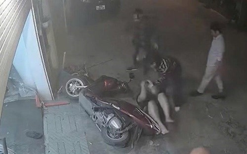 Xác minh nhóm người xông vào nhà, kéo người đàn ông ra đường hành hung