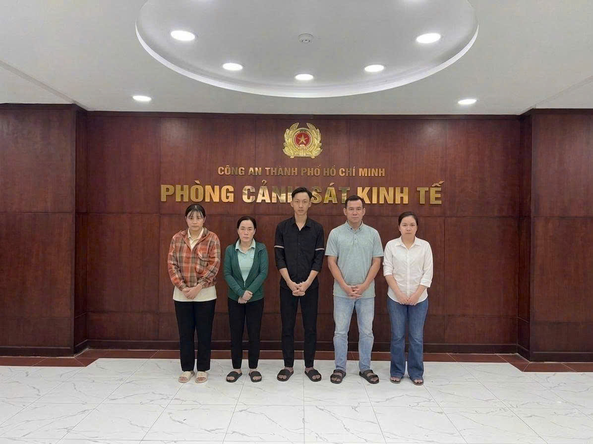 C&ocirc;ng an TPHCM đột nhập "c&ocirc;ng xưởng kem trộn" giữa l&ograve;ng th&agrave;nh phố - Ảnh 1.