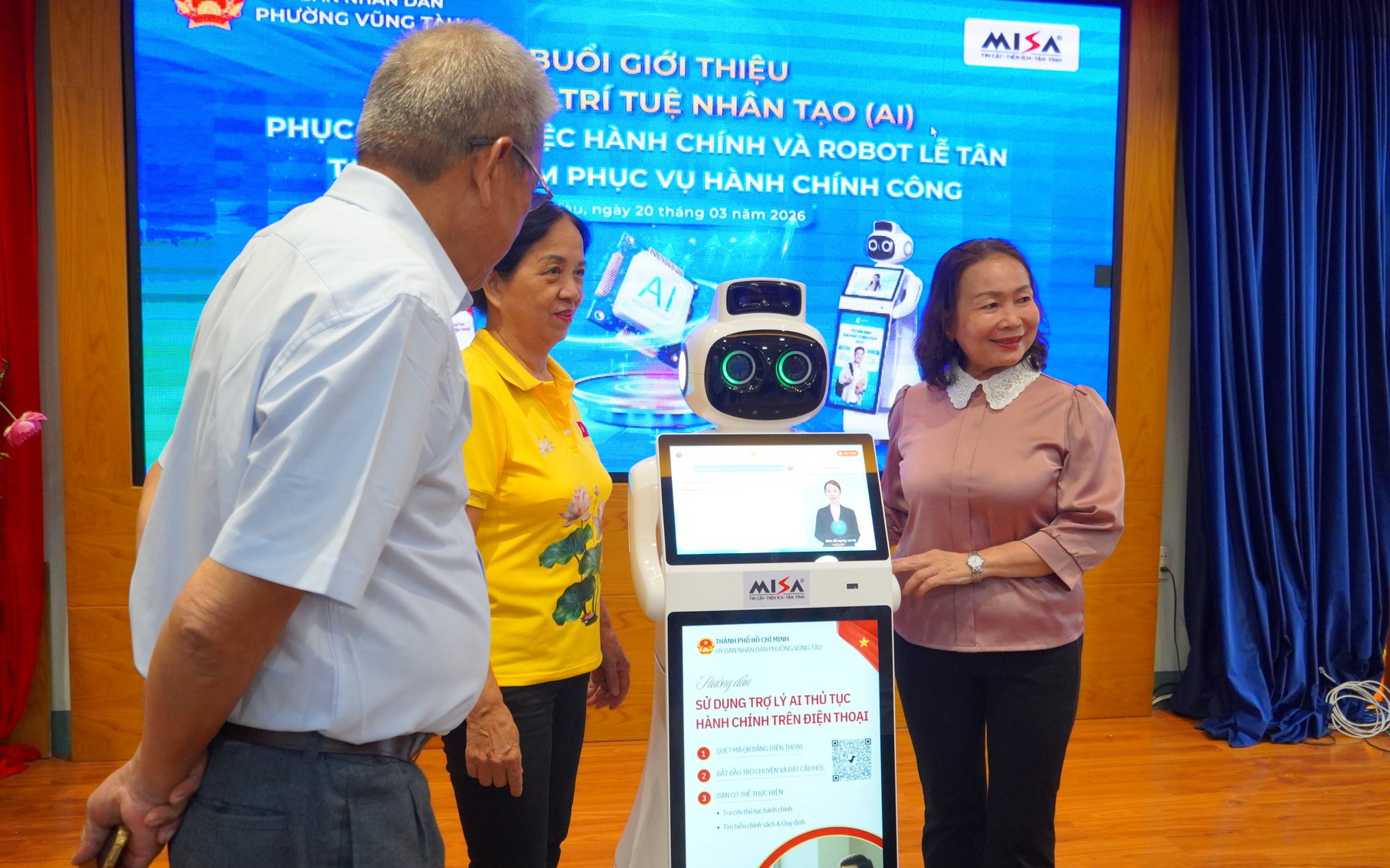 Phường Vũng Tàu đưa robot lễ tân vào phục vụ người dân