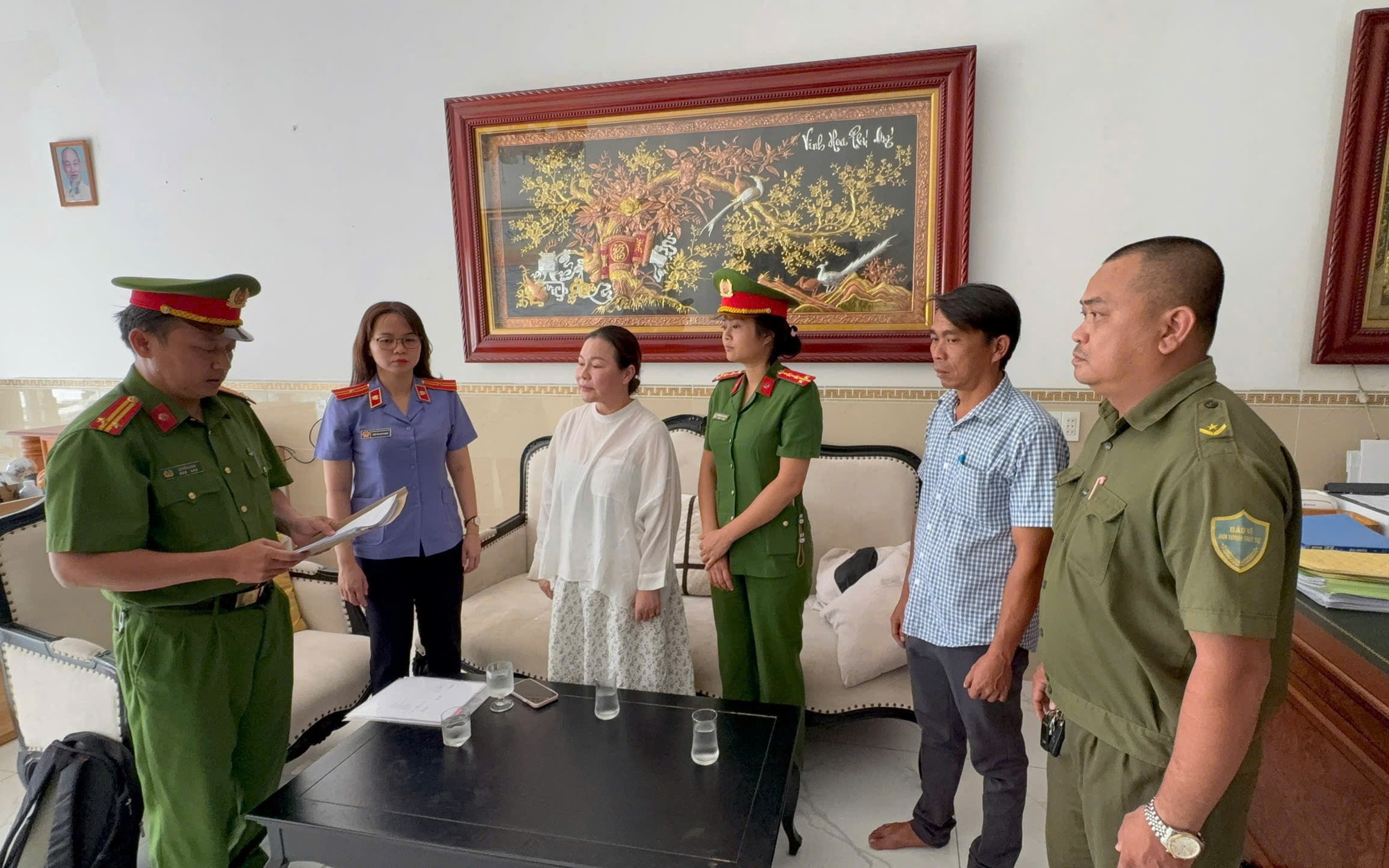 CLIP: Công an TPHCM khám xét nhà doanh nhân Nguyễn Ngọc Tiền