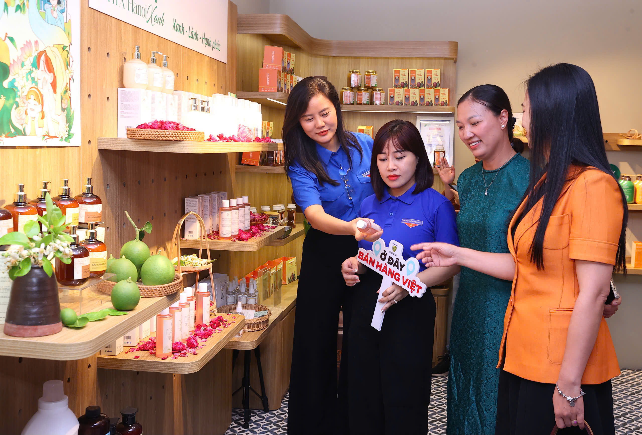 Hàng Việt thu hút giới trẻ tại Tràng Tiền trong chương trình Sức sống hàng Việt 2026 - Ảnh 1.