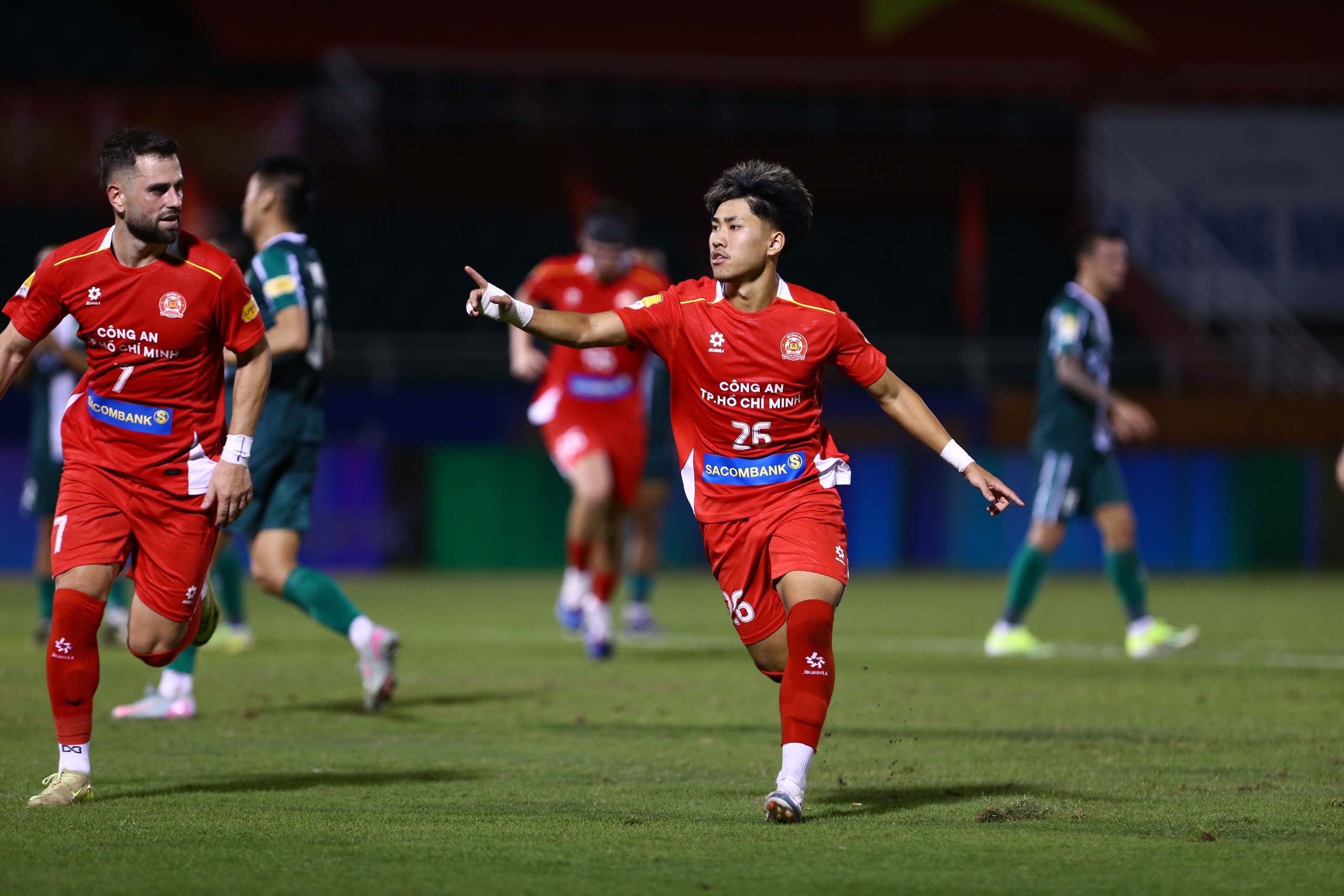 Khoa Ngô lại ghi bàn, Tiến Linh có hành động "đáp trả" NHM - Ảnh 1.
