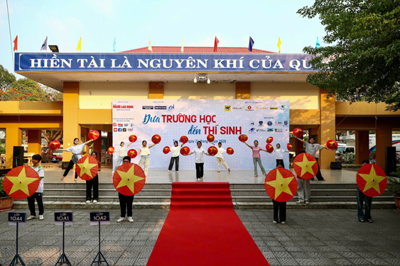 Hơn 2.300 học sinh dự "Đưa trường học đến th&iacute; sinh" tại T&acirc;y Ninh - Ảnh 1.