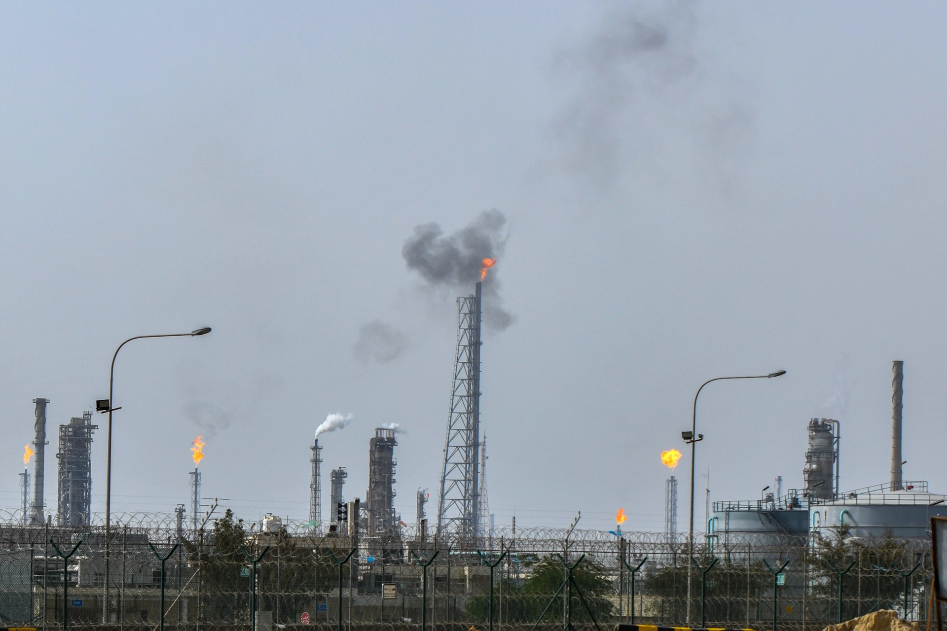 Xung đột Trung Đ&ocirc;ng ng&agrave;y 20-3: Th&ecirc;m nh&agrave; m&aacute;y lọc dầu Kuwait hứng đ&ograve;n, Iran cảnh b&aacute;o rắn - Ảnh 1.