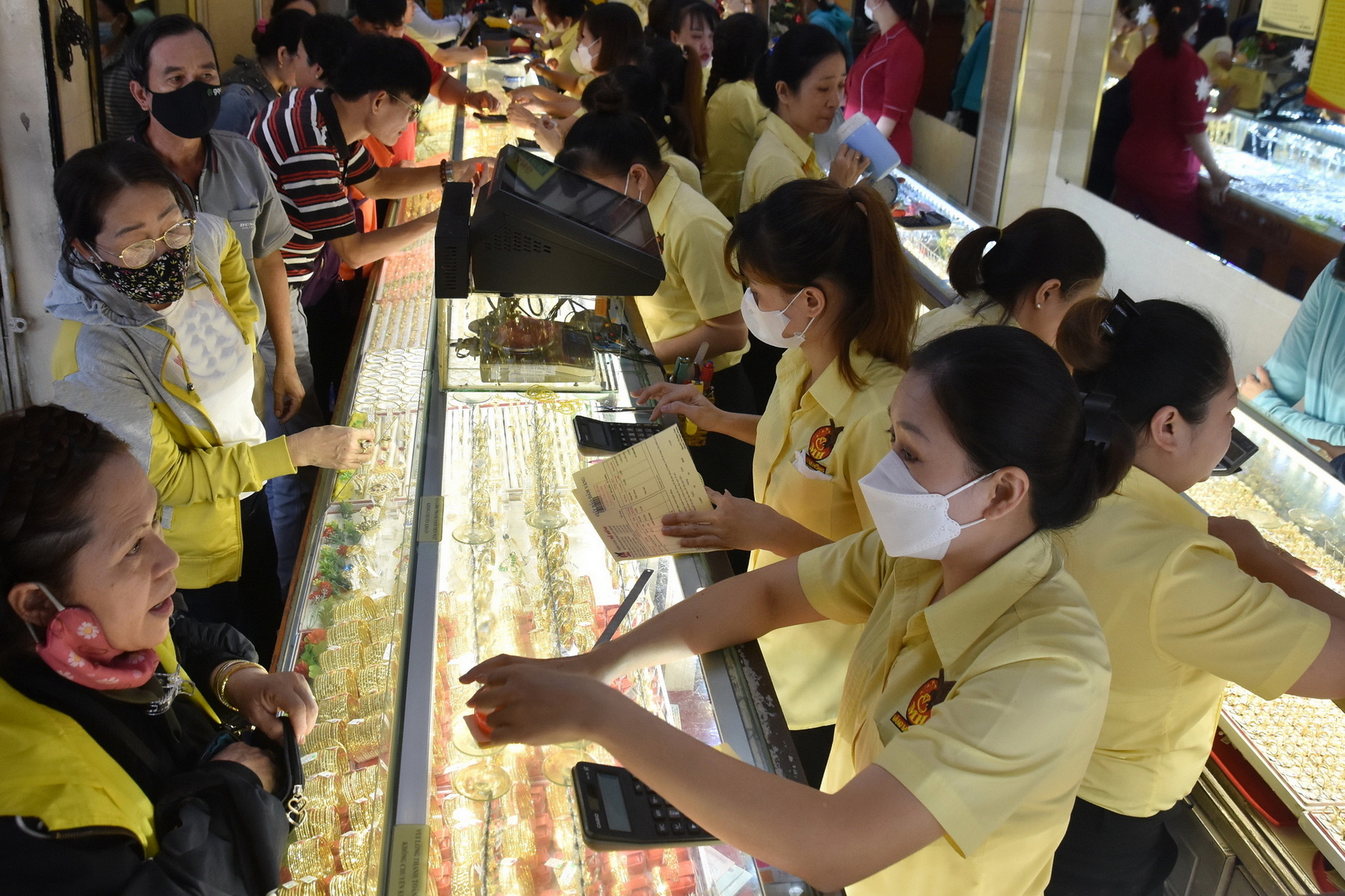 Gi&aacute; v&agrave;ng h&ocirc;m nay, 21-3: V&agrave;ng thế giới "bốc hơi" 244 USD - Ảnh 1.