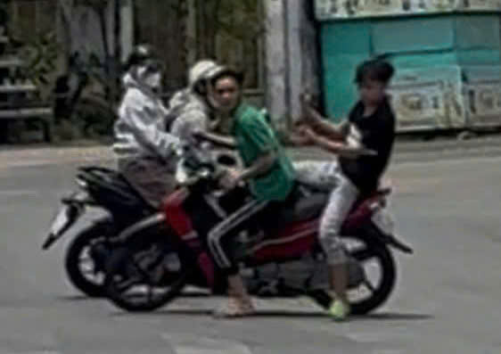 Truy đuổi ở TPHCM: Đôi nam nữ bị tấn công giữa đường bằng nón bảo hiểm - Ảnh 2.