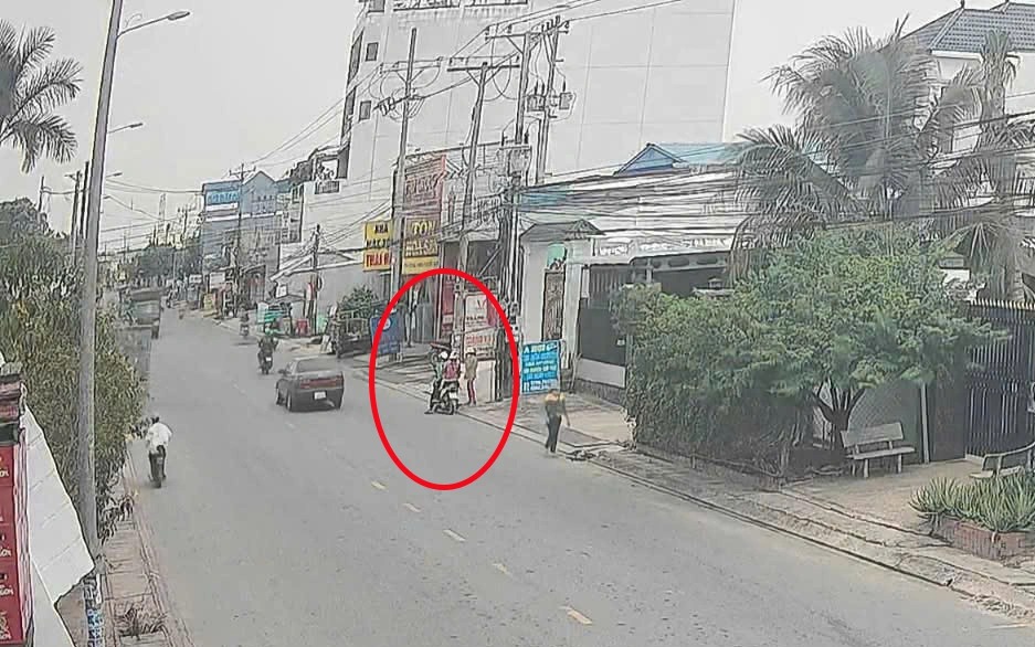 Đôi nam nữ dàn cảnh mua vé số, “ẵm” 2 xấp rồi bỏ chạy