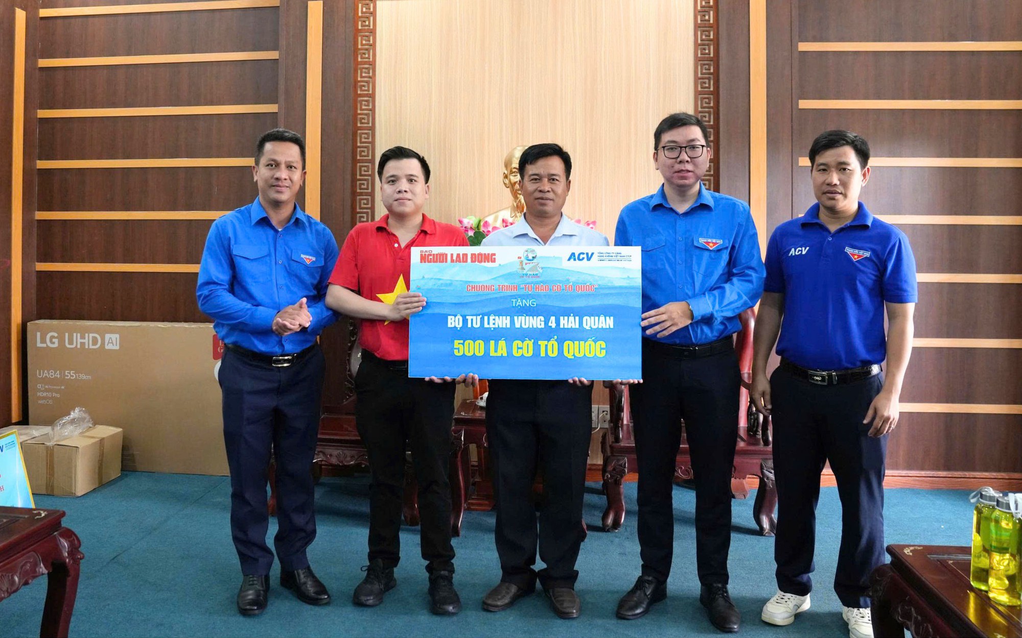 Báo Người Lao Động và ACV trao nhiều phần quà ý nghĩa đến Vùng 4 Hải Quân