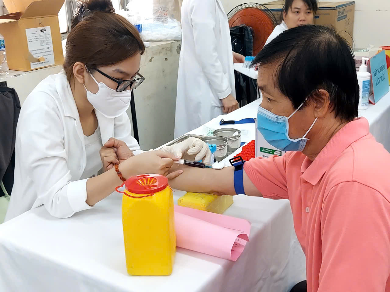 Người lao động được ưu tiên khám sức khỏe định kỳ, khám sàng lọc miễn phí - Ảnh 1.