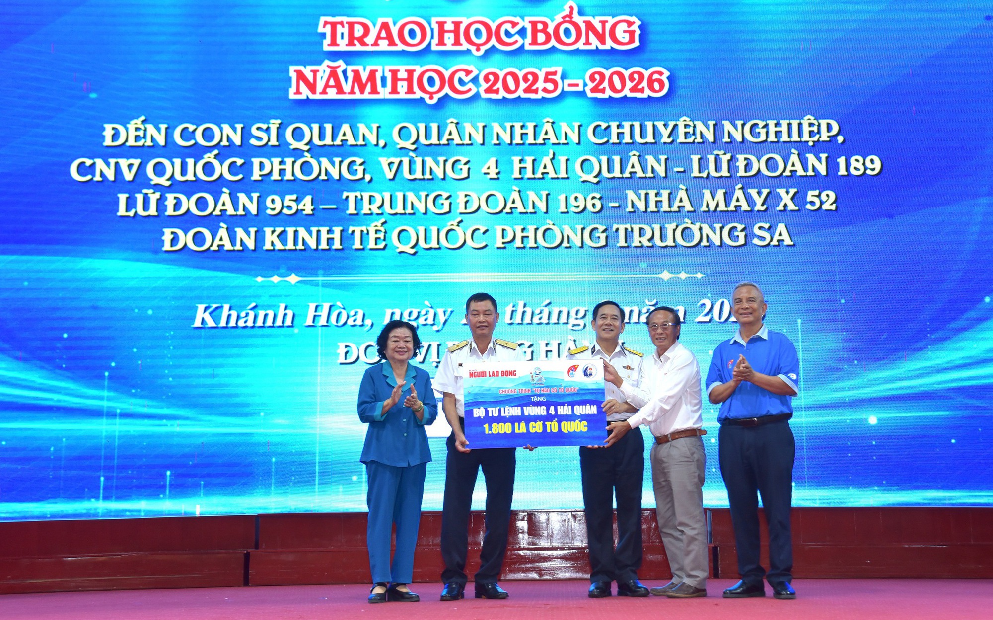 Trao 145 suất học bổng Vừ A Dính và 2.000 lá cờ Tổ quốc đến Vùng 4 Hải quân