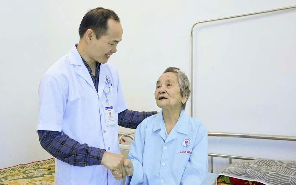 Phẫu thuật lấy lại ánh sáng cho cụ bà 104 tuổi